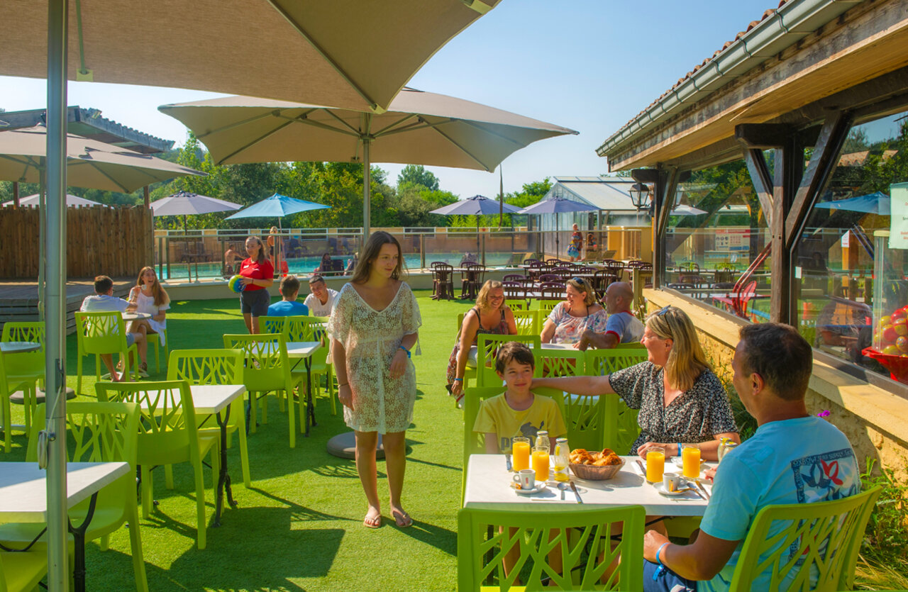 Outdoor restaurant terrace, families, pool, entertainment at VAGUES OCEANES Granges campsite in GROLEJAC (24).