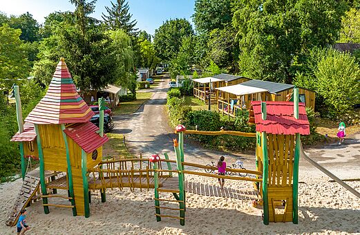Bunter Holzspielplatz f�r Kinder auf Sand am Campingplatz VAGUES OCEANES Granges in GROLEJAC.