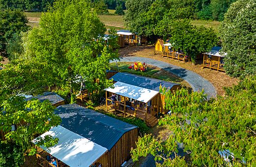 Luftaufnahme von Holz-Mobilheimen mit Terrassen, Camping VAGUES OCEANES Granges in GROLEJAC (24).