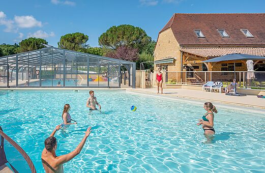 Außen- und Hallenbad mit Wasserspielen auf Campingplatz VAGUES OCEANES Granges GROLEJAC (24).