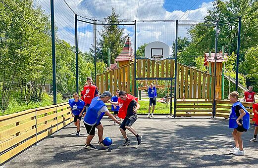 Kinder spielen Fußball auf Multisportplatz, Camping VAGUES OCEANES Granges in GROLEJAC (24).