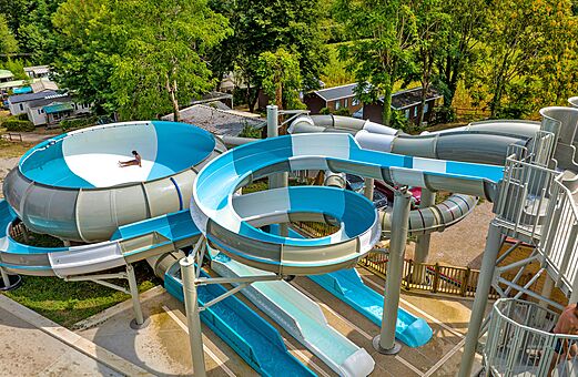 Riesenwasserrutschen und gro�er Trichter auf dem Campingplatz VAGUES OCEANES Granges in GROLEJAC (24).