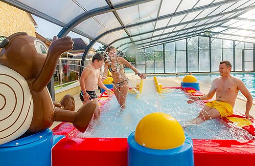 Wasserspiele und überdachtes Schwimmbad auf Camping VAGUES OCEANES Granges GROLEJAC (24).