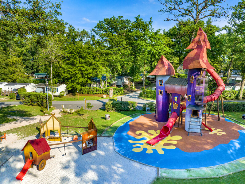 Carabouille Spielplatz - Gro�er Spielplatz mit Rutschen und Spielger�ten im CAPFUN Grenouill�re Camping in Su�vres (41).