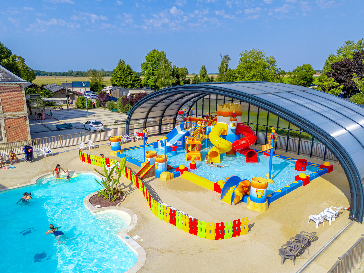 Au�enpool, Wasserspielplatz mit Rutschen auf dem Campingplatz CAPFUN Grenouill�re in Su�vres (41).