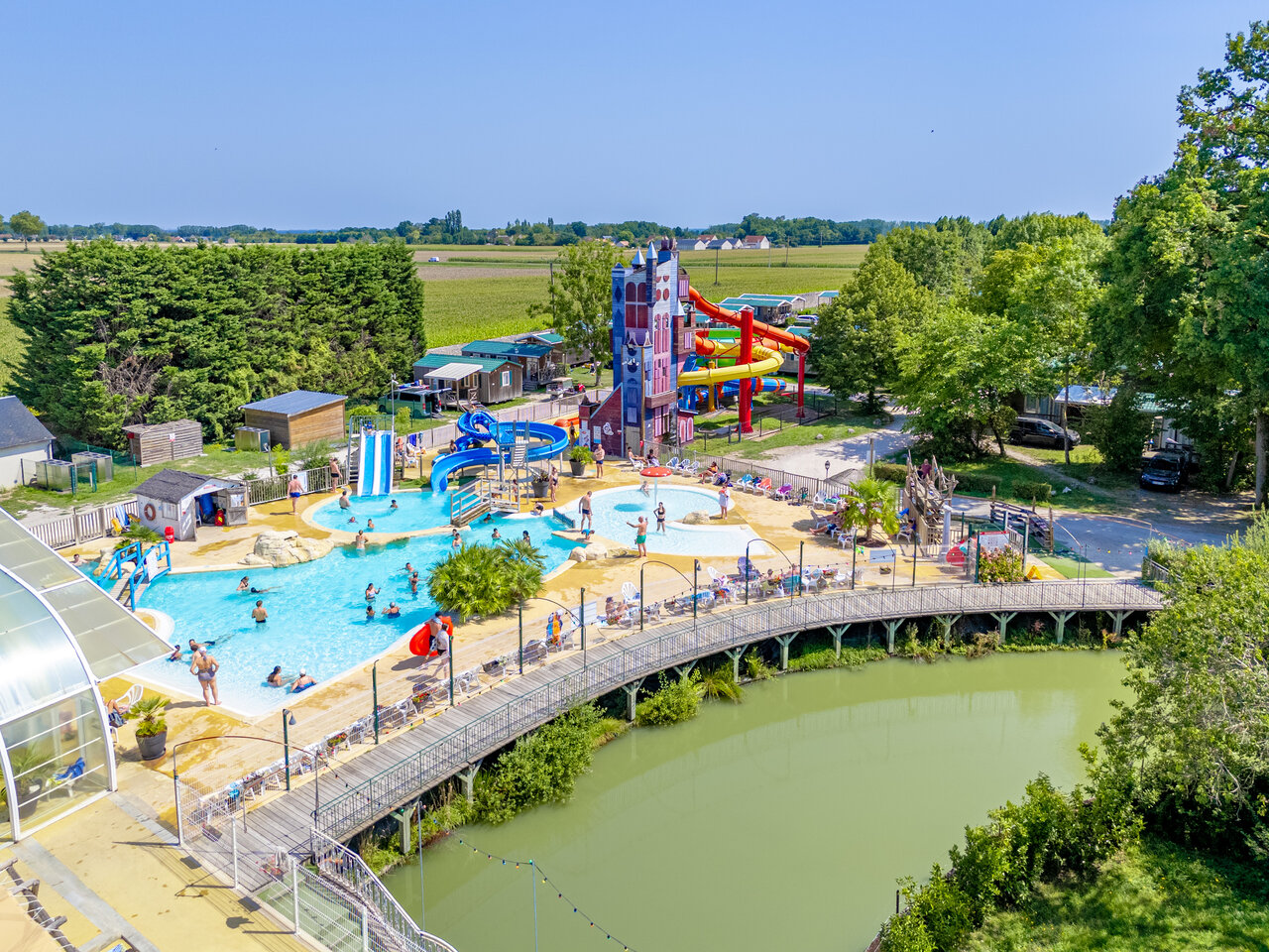 Gro�er Wasserpark mit Au�enpools und Riesenrutschen auf dem Campingplatz CAPFUN Grenouill�re in Su�vres (41).