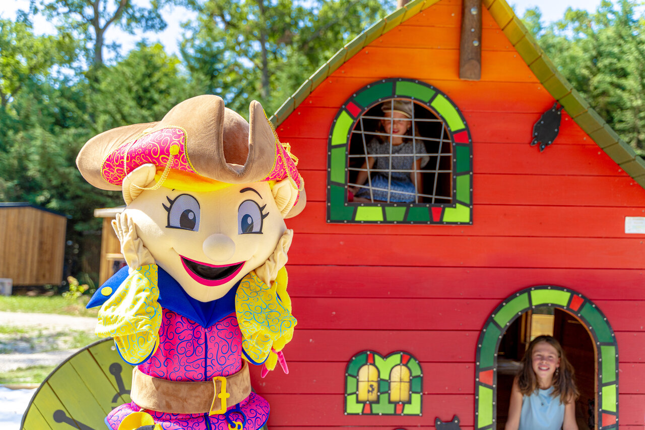 Maskottchen und Kinder spielen in einem bunten Spielhaus auf dem Campingplatz CAPFUN Grenouill�re in Su�vres (41).