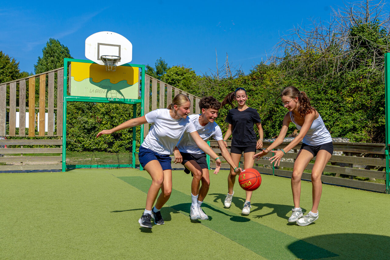 Jugendliche spielen Basketball auf Multisportplatz im Camping CAPFUN Grenouill�re in Su�vres (41).