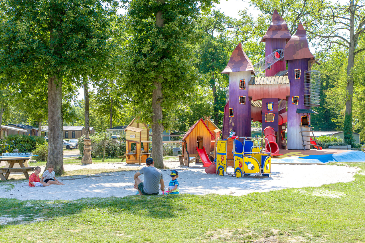 Gro�es Spielschloss, Rutschen, Sand auf dem Campingplatz CAPFUN Grenouill�re in Su�vres.