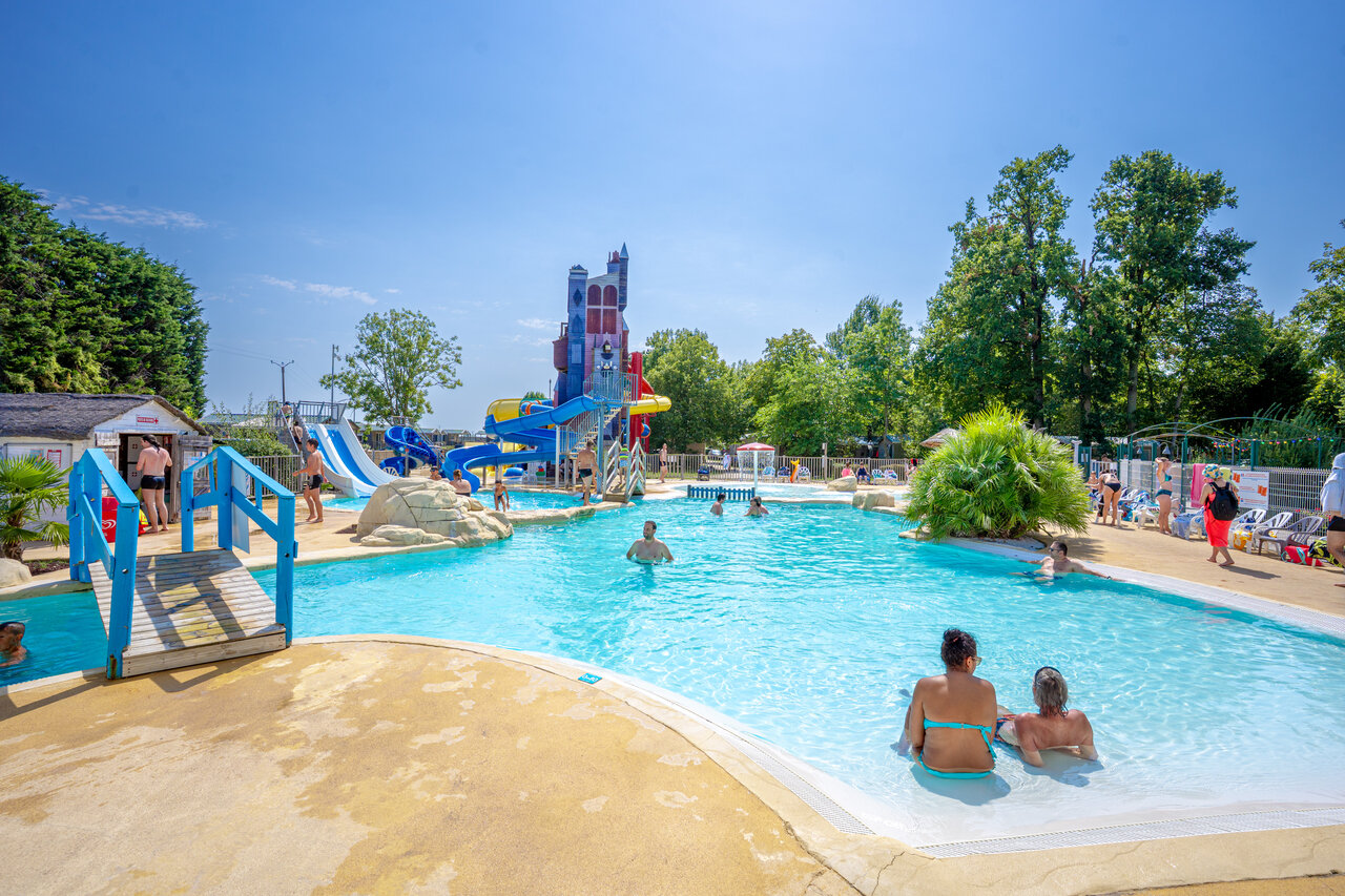 Au�enpool, Wasserrutschen und Wasserspiele auf dem Campingplatz CAPFUN Grenouill�re in Su�vres (41).