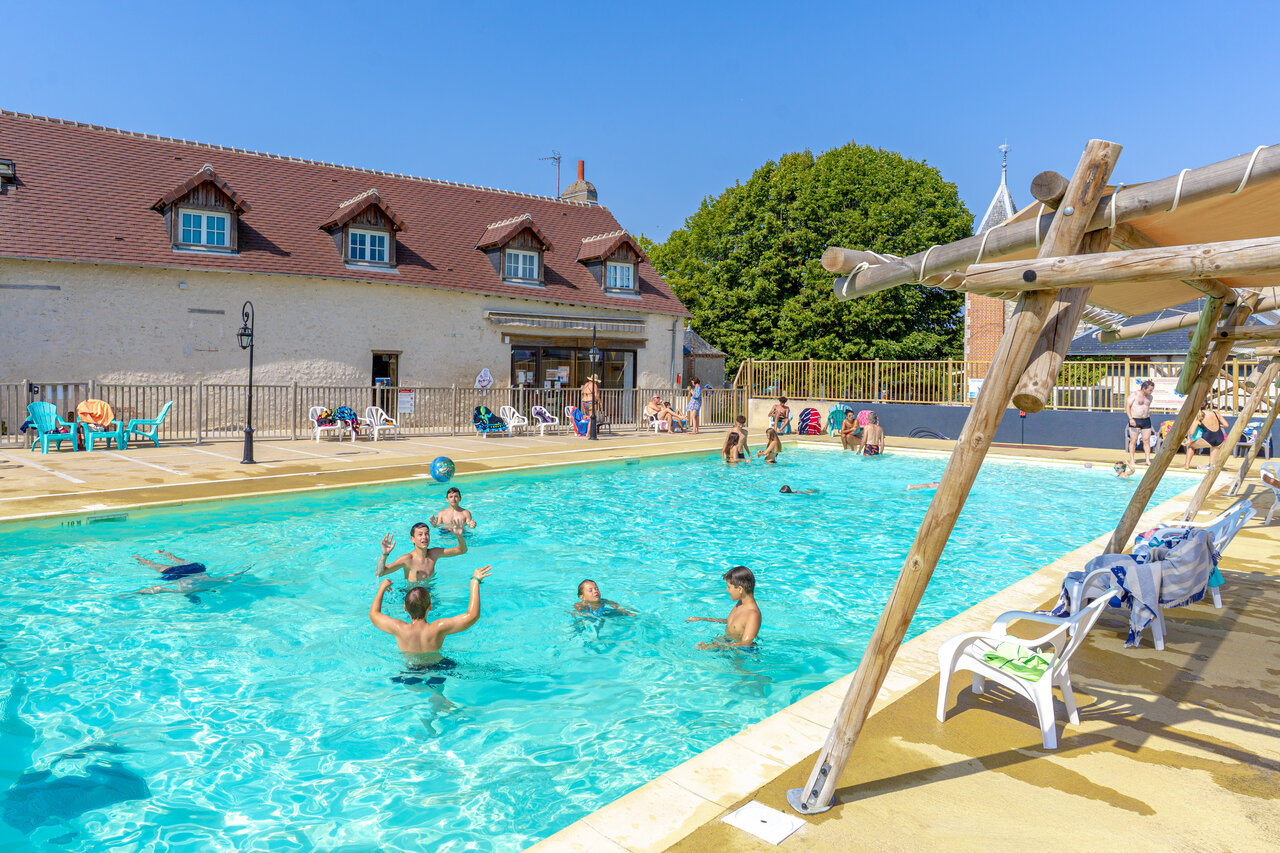 Belebtes Freibad mit Kindern, die Ball spielen, auf dem Campingplatz CAPFUN Grenouill�re in Su�vres (41).