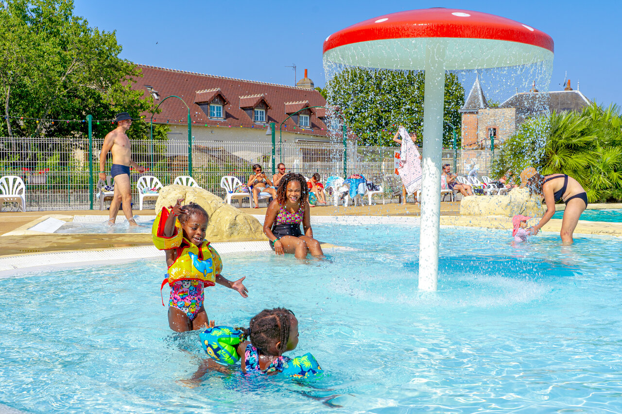 Kinder spielen im Planschbecken mit Wasserpilz auf Camping CAPFUN Grenouill�re in Su�vres (41).