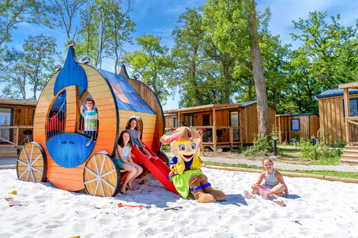 Spielplatz Kutsche, Kinder und Maskottchen auf dem Campingplatz CAPFUN Grenouillère in Suèvres (41).