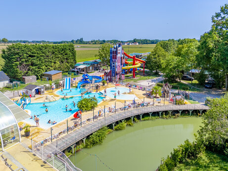 Groot waterpark met zwembaden en reuzenglijbanen op camping CAPFUN Grenouill�re in Su�vres (41).