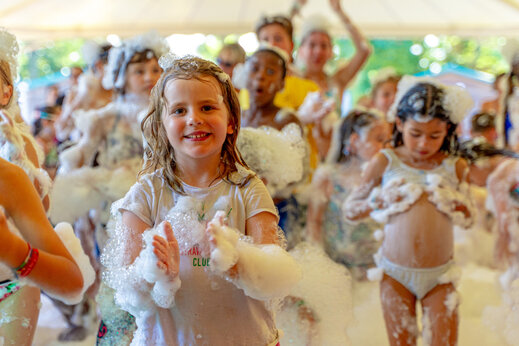 Lachende kinderen spelen in schuim tijdens animatie op camping CAPFUN Grenouill�re in Su�vres (41).