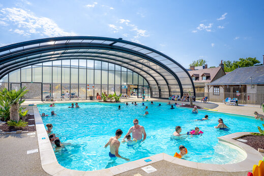 Overdekt en openlucht zwembad met gezinnen op camping CAPFUN Grenouill�re in Su�vres (41).