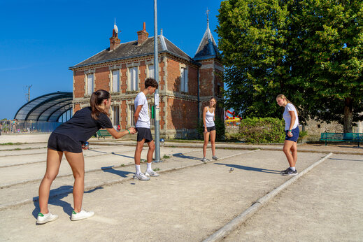 Petanque game on dedicated court at CAPFUN Grenouill�re campsite (41).
