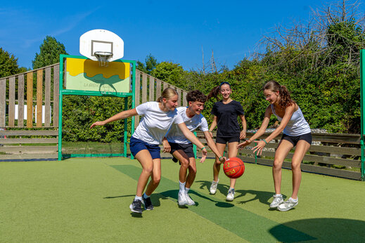 Tieners basketballen op multisportterrein op camping CAPFUN Grenouill�re in Su�vres (41).