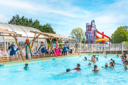 Outdoor pool with costumed entertainment and giant slides at CAPFUN Grenouill�re campsite in Su�vres (41).