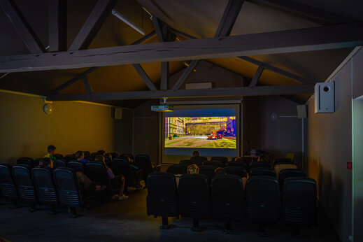 Bioscoopzaal met filmprojectie op camping CAPFUN Grenouill�re in Su�vres (41).