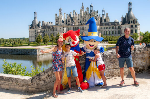 Capfun mascottes met lachende familie, animatie op camping CAPFUN Grenouill�re in Su�vres (41).