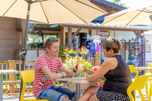 Koppel genietend cocktails op terras, Proxi supermarkt camping CAPFUN Grenouill�re in Su�vres (41).