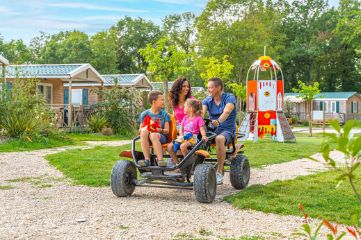 Familie op skelter en speeltuin op camping CAPFUN Grenouill�re in Su�vres (41).