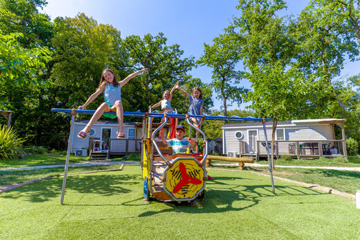 Kinder spielen auf einem Spielgerät auf dem Campingplatz CAPFUN Grenouillère in Suèvres (41).