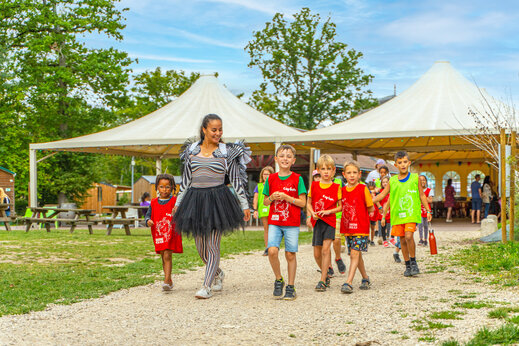 Lachende animator met kinderen van de Capfun club op camping CAPFUN Grenouill�re in Su�vres (41).