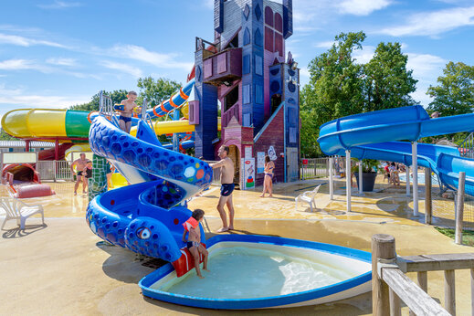 Kleurrijke waterglijbanen en waterspeeltuin voor kinderen op camping CAPFUN Grenouill�re in Su�vres (41).