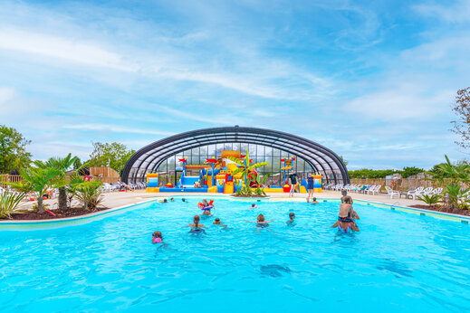 Outdoor pool, covered water games, CAPFUN Grenouill�re campsite in Su�vres (41).