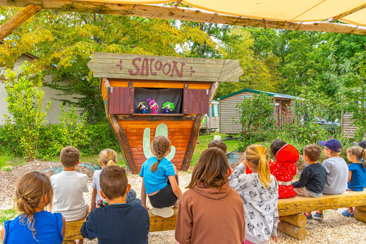 Puppet show for children on Saloon stage at CAPFUN Grenouill�re campsite in Su�vres (41).