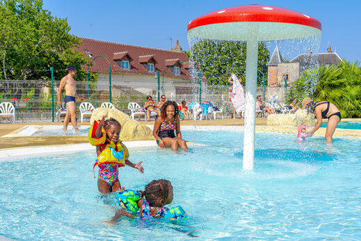 Kinderen spelen in het zwembad met sproeipaddestoel op camping CAPFUN Grenouill�re in Su�vres (41).