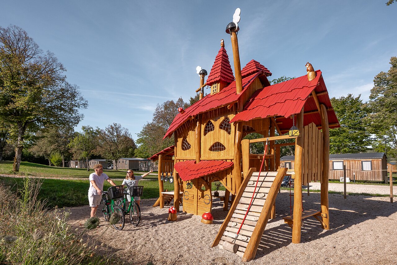 Thematischer Spielplatz auf dem Campingplatz CLICOCHIC Grisi�re in Clairvaux-les-Lacs.