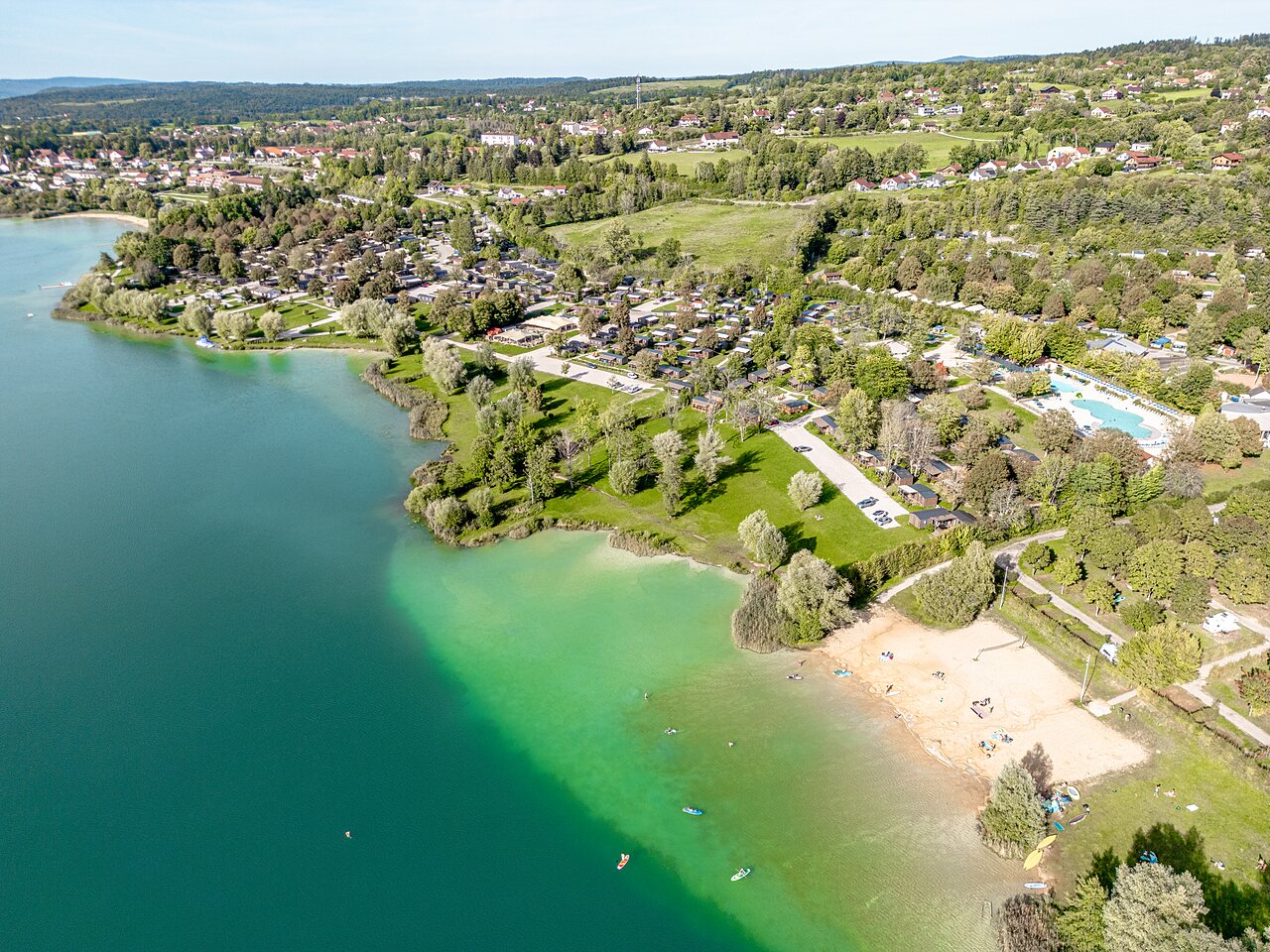 Luftbild See, Sandstrand und Unterk�nfte am Campingplatz CLICOCHIC Grisi�re in Clairvaux-les-Lacs (39).
