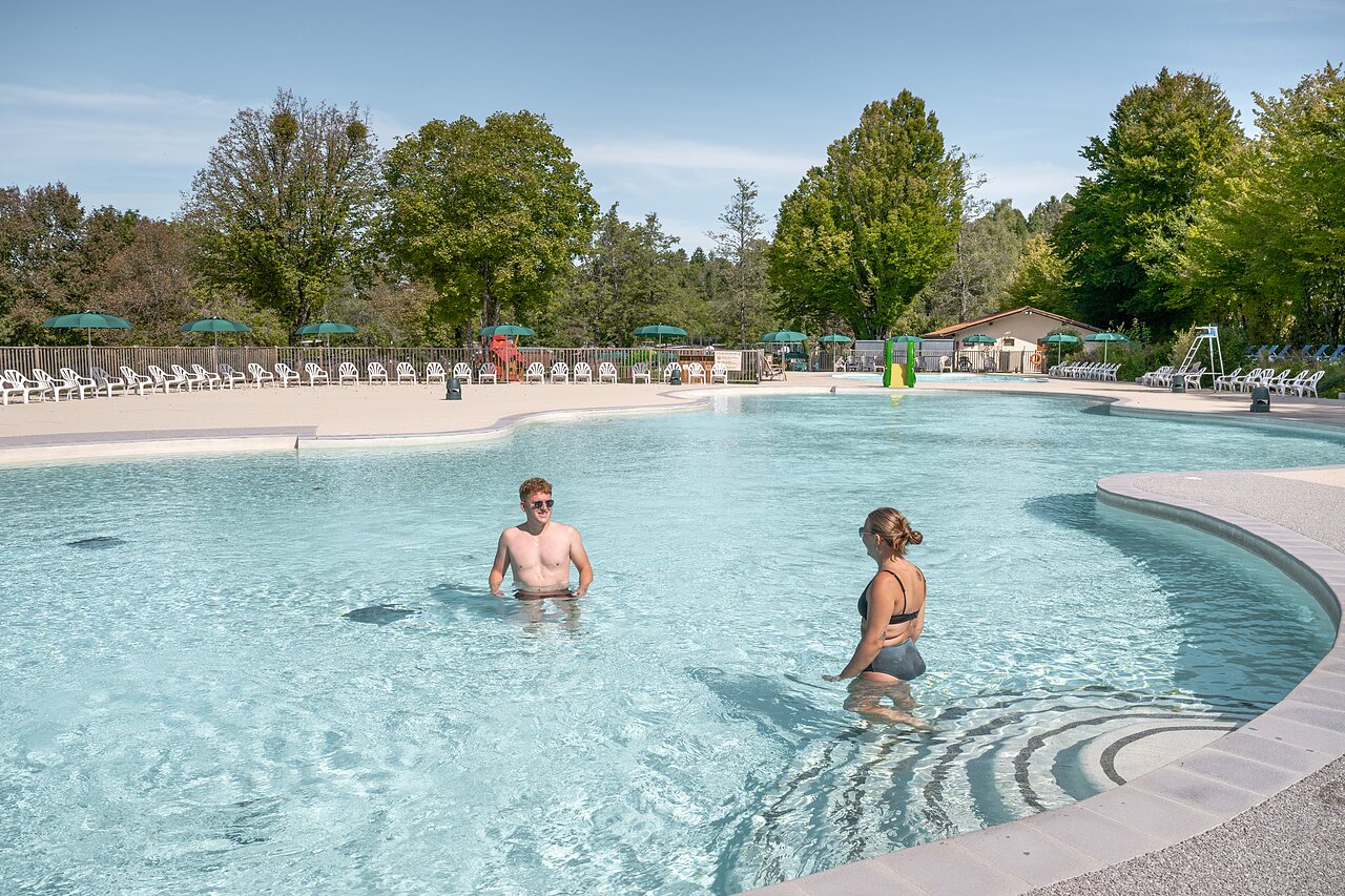 Gro�er Au�enpool, Wasserspiele und Liegest�hle auf dem Campingplatz CLICOCHIC Grisi�re Clairvaux-les-Lacs.