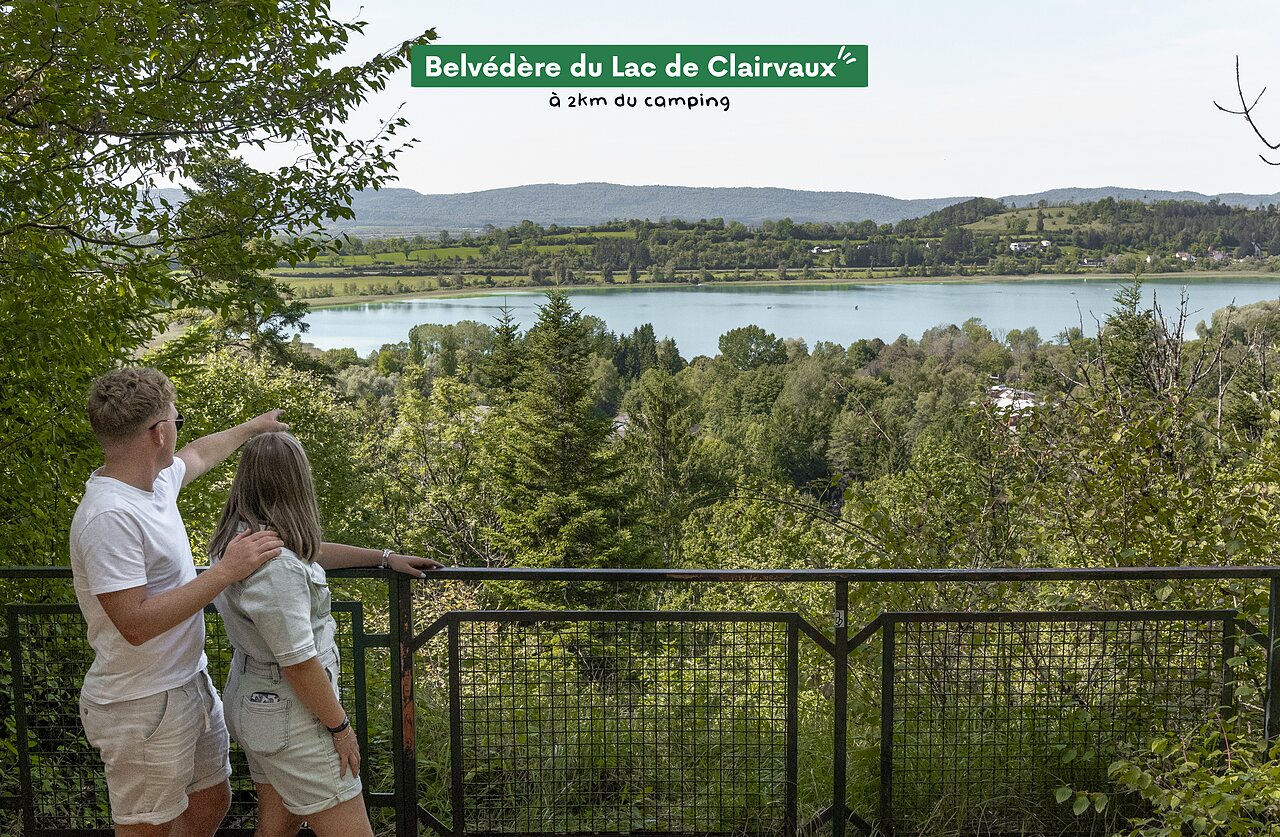 Aussichtspunkt Lac de Clairvaux, Jura, mit herrlichem Panoramablick auf den See.