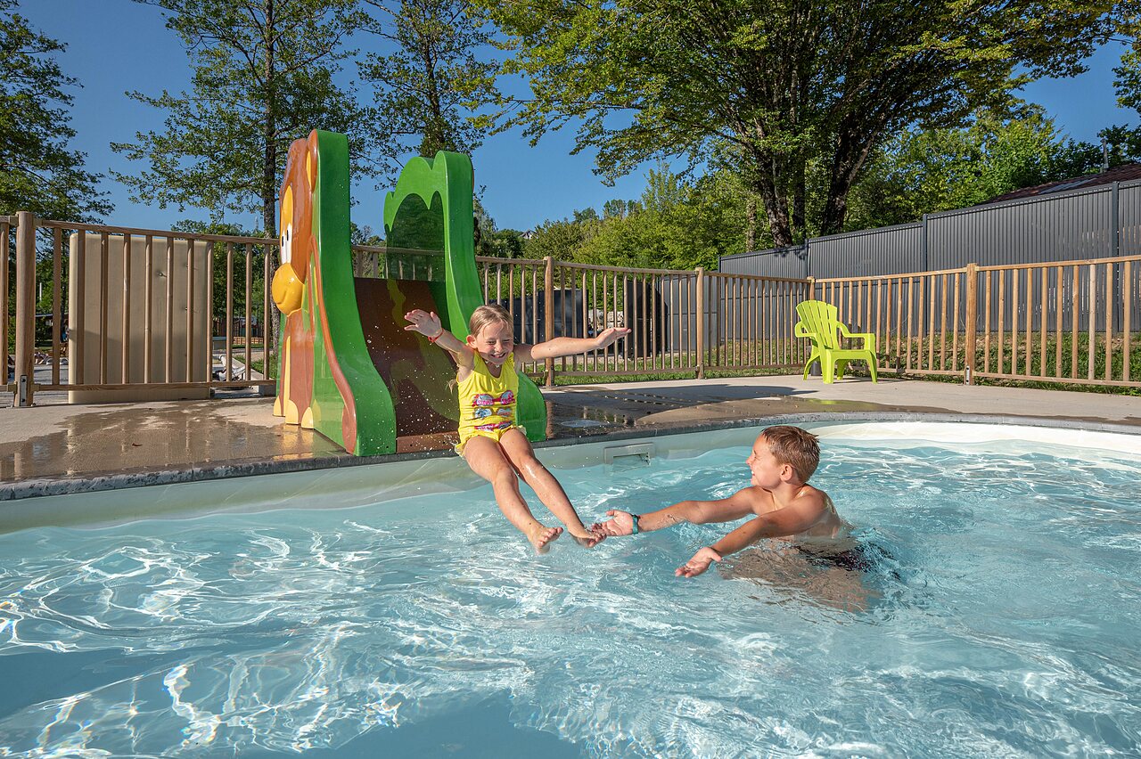 Wasserrutsche und Kinderbecken auf Camping CLICOCHIC Grisi�re in Clairvaux-les-Lacs.
