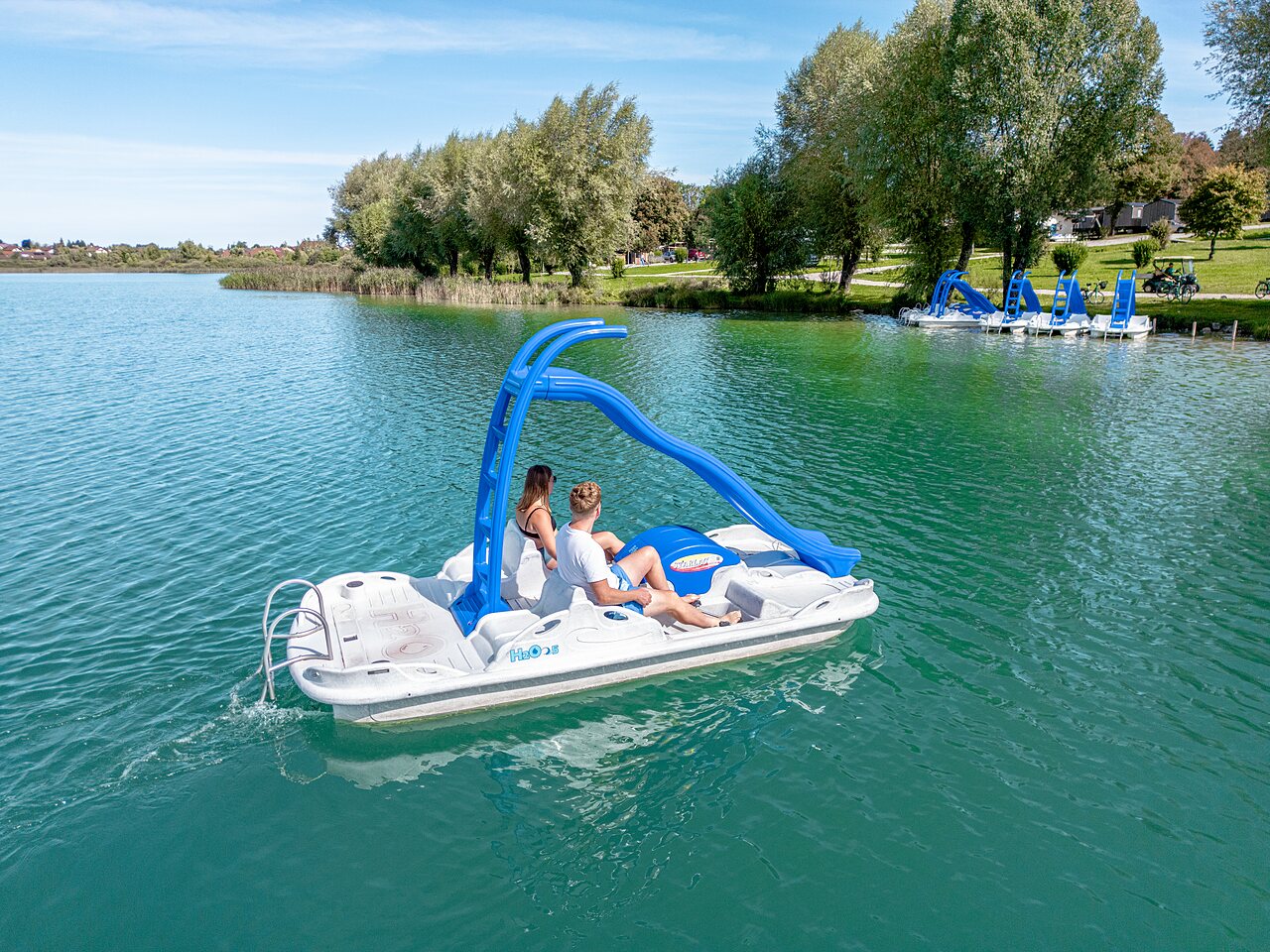 Tretboot mit Rutsche auf dem See auf Camping CLICOCHIC Grisi�re in Clairvaux-les-Lacs (39).