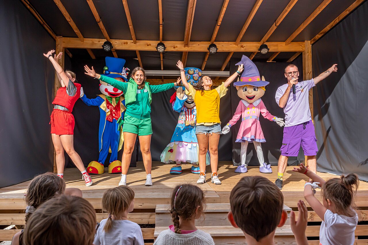 Kinderanimation mit Maskottchen und Animateuren auf Camping CLICOCHIC Grisi�re, Clairvaux-les-Lacs.