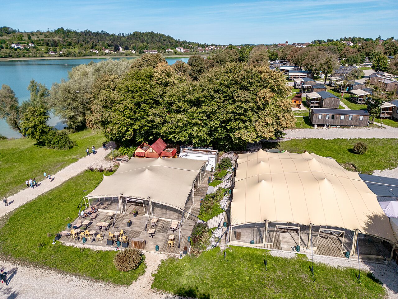 Gro�es Restaurantzelt, Unterk�nfte auf dem Campingplatz CLICOCHIC Grisi�re in Clairvaux-les-Lacs (39).