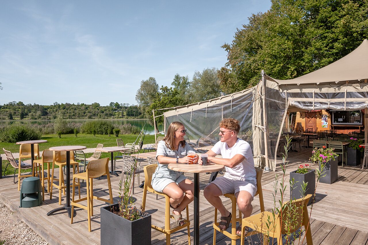 Au�enbar am Campingplatz CLICOCHIC Grisi�re in Clairvaux-les-Lacs (39).
