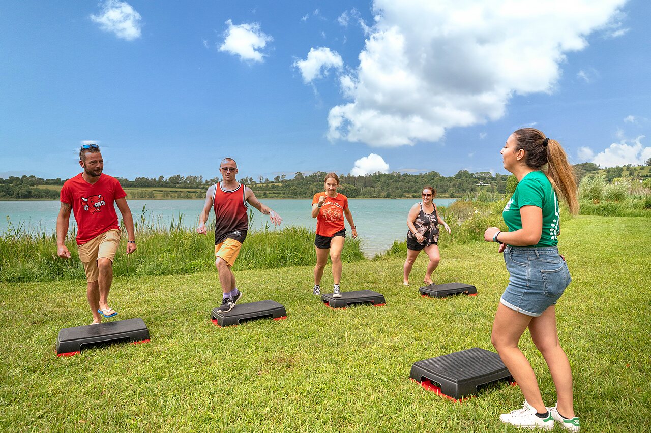 Step-Aerobic-Kurs im Freien am See auf dem Campingplatz CLICOCHIC Grisi�re in Clairvaux-les-Lacs (39).