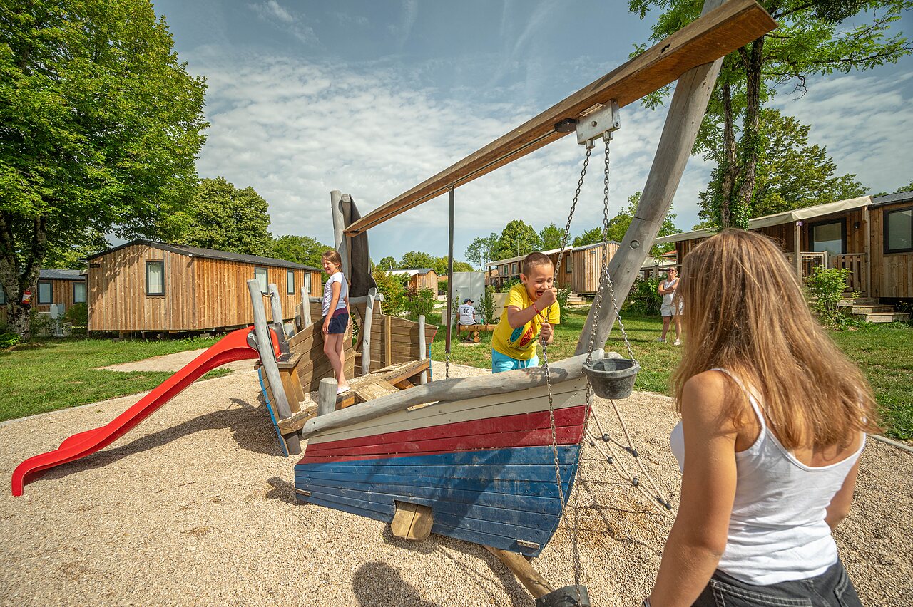 Spielplatz, Boot, Rutsche und Kinder am Camping CLICOCHIC Grisi�re (39).
