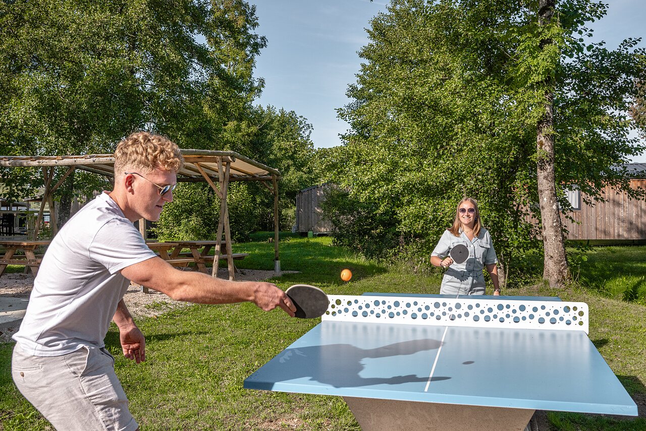 Tischtennisspiel im Freien auf Campingplatz CLICOCHIC Grisi�re, Clairvaux-les-Lacs (39).