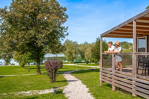 Mobilheim, Paar, See auf dem Campingplatz CLICOCHIC Grisière in Clairvaux-les-Lacs (39).