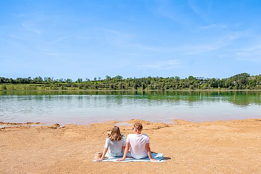 Zandstrand aan het meer, camping CLICOCHIC Grisière Clairvaux-les-Lacs.