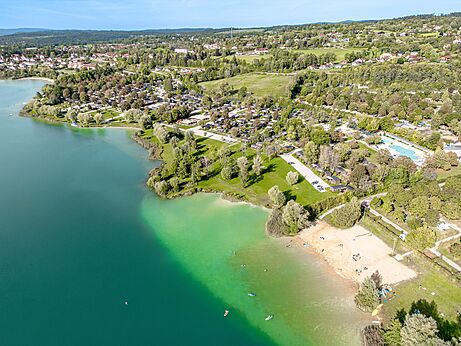 Luchtfoto camping, strand, meer op camping CLICOCHIC Grisière in Clairvaux-les-Lacs (39).