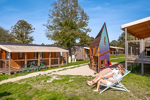 Stacaravans en speeltuin op camping CLICOCHIC Grisière in Clairvaux-les-Lacs (39).