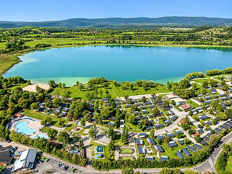 Luchtfoto meer, stacaravans, zwembad op camping CLICOCHIC Grisière in Clairvaux-les-Lacs (39).